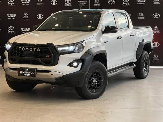 TOYOTA HILUX 2.8 D-4D TURBO DIESEL CD GR-S 4X4 AUTOMÁTICO TOYOTA HILUX 2.8 D-4D TURBO DIESEL CD GR-S 4X4 AUTOMÁTICO